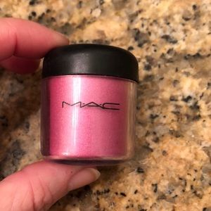 MAC Pigment in Fuchsia